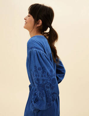 marksandspencer_SS22_Denim_T53_3445U_midaxi vysivane dzinove saty_1699Kc-modelka.jpg